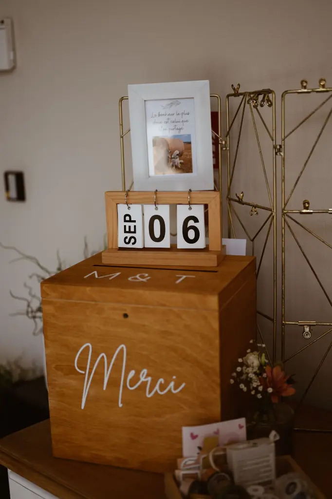 Urne personnalisée calendrier en bois grillage photo.webp