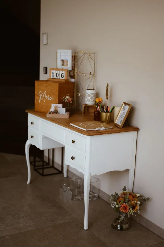 Bureau blanc vintage urne livre d'or remerciements.webp