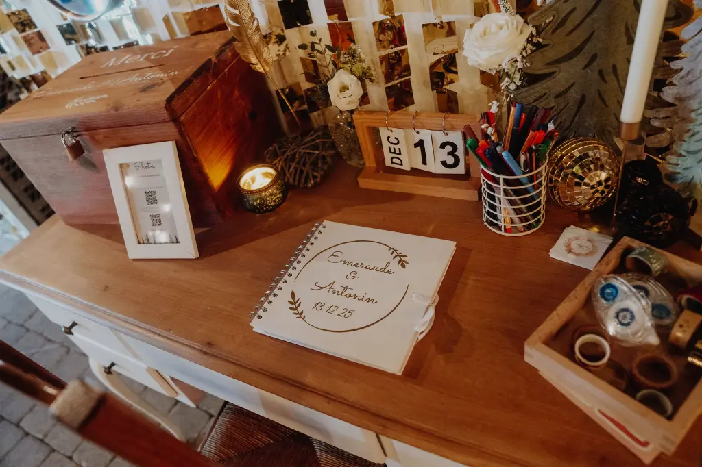 Coin livre d'or urne calendrier.webp