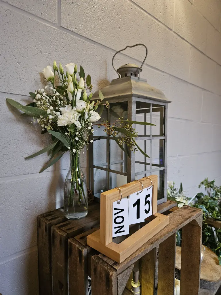 Lanterne rustique et calendrier.webp