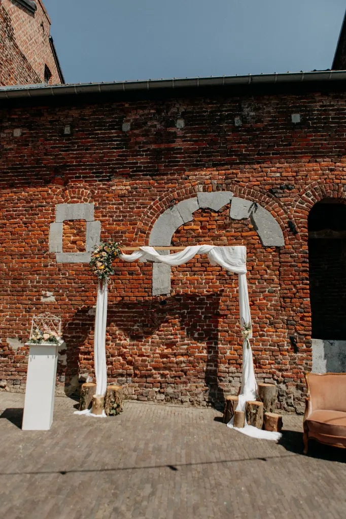 Arche en pin cérémonie colonne blanche drapé.webp