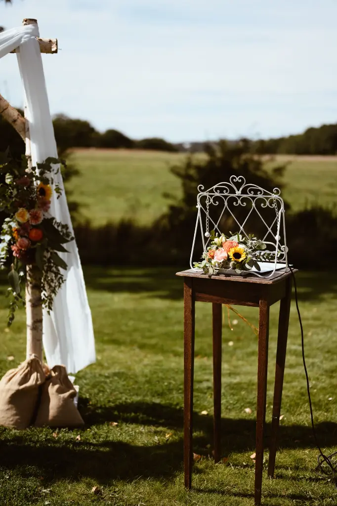 Pupitre en bois lutrin blanc cérémonie.webp