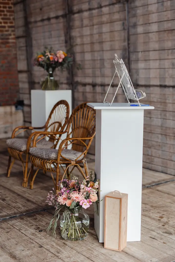 Colonne blanche pupitre cérémonie 3.webp