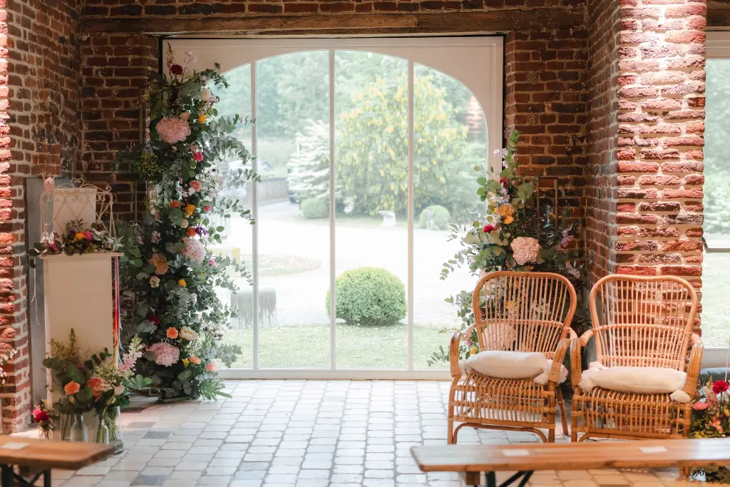 décoration cérémonie fauteuils rotin arche fleurie.webp