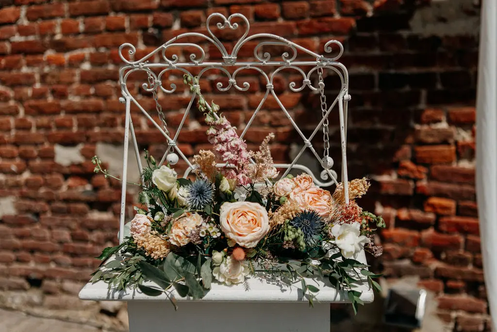 Lutrin blanc cérémonie colonne blanche.webp