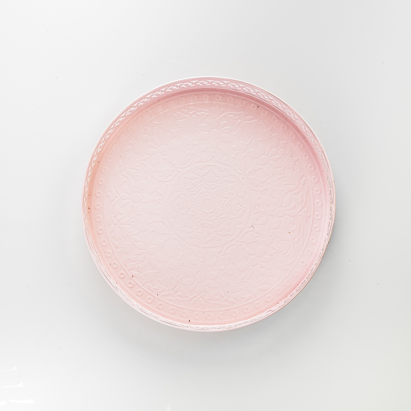 Location Grand plateau métallique rose à motifs gravés