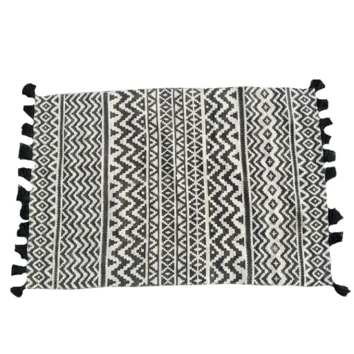 [A205] Location Tapis tissé beige avec motifs géométriques noirs et pompons